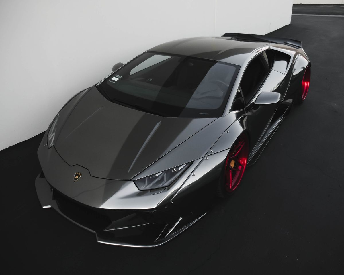 Detalhe do interior de um automóvel com bancos em pele e consola central